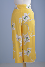 Calça pantacourt floral amarela GG