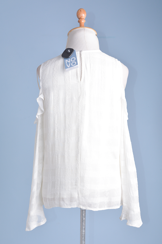 Blusa off white ombro vazado c/etiqueta M